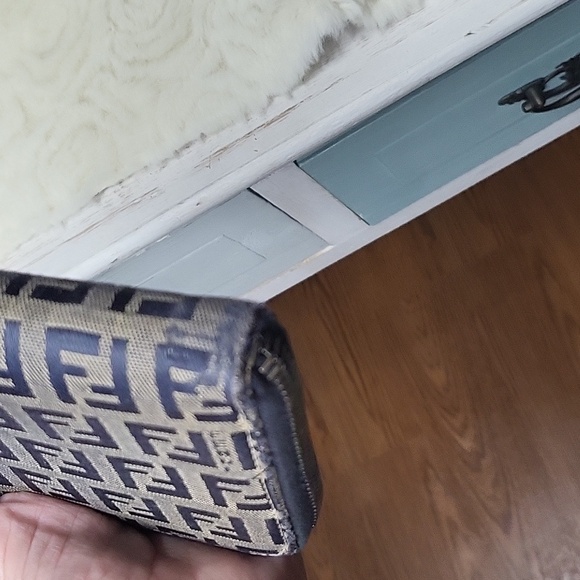 Fendi Zip Around Wallet Authentic - Picture 4 of 12